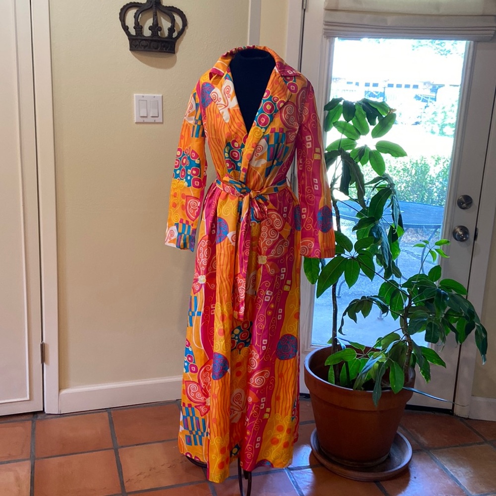 Beautiful Vintage Robe .